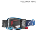 Alpinestars Supertech Firma Roll Off veiligheidsbril, motocross- en off-road racebril, unisex, blauw en zilver, voorzien van een geïntegreerd roll-off systeem voor helder zicht, een heldere polycarbonaatlens en een brede blauwe verstelbare band met wit logo. Ontwikkeld voor Supercross en elite MX-prestaties.