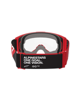 Masque Alpinestars Vision OTG, masque de motocross, rouge et noir avec écran clair, vue arrière montrant le bandeau noir avec le texte « ALPINESTARS ONE GOAL. ONE VISION. », mousse faciale multicouche épaisse et monture rouge flexible adaptée au port de lunettes de vue