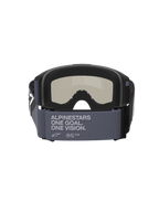 Alpinestars Vision Sand Goggles, Motocross-Brille, Schwarz und Grau, Rückansicht mit breitem grauen Brillenband und „Alpinestars One Goal. One Vision.“ Text, schwarzer mehrschichtiger Gesichtsschaum, Dark Smoke Linse, Offroad-Wüstenfahrausrüstung