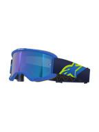 Alpinestars Vision 5 Corp Goggles, Motocross-Brille, blauer Rahmen mit verspiegelter blauer Scheibe, dunkelblaues Band mit großem neongelben A-Star-Logo, Profilansicht mit belüftetem Rahmen und grauem Gesichtsschaum, „ONE GOAL. ONE VISION.“ Branding
