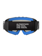 Alpinestars Vision Youth Corp Goggles, Black Mirror Silver, motorcrossbril, achteraanzicht met zwarte band met witte tekst 'ALPINESTARS ONE GOAL. ONE VISION.', helderblauw zacht gezichtsschuim en zwart A-FLEX frame.