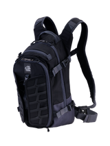 Alpinestars AT-15 Back Pack, technische motorrugzak, zwart en donkergrijs, voorzien van een robuust MOLLE-paneel aan de voorzijde, verstelbare compressiebanden, gevoerde schouderbanden met magnetische borstsluiting en All Terra-logo, ontworpen voor adventure off-road rijden