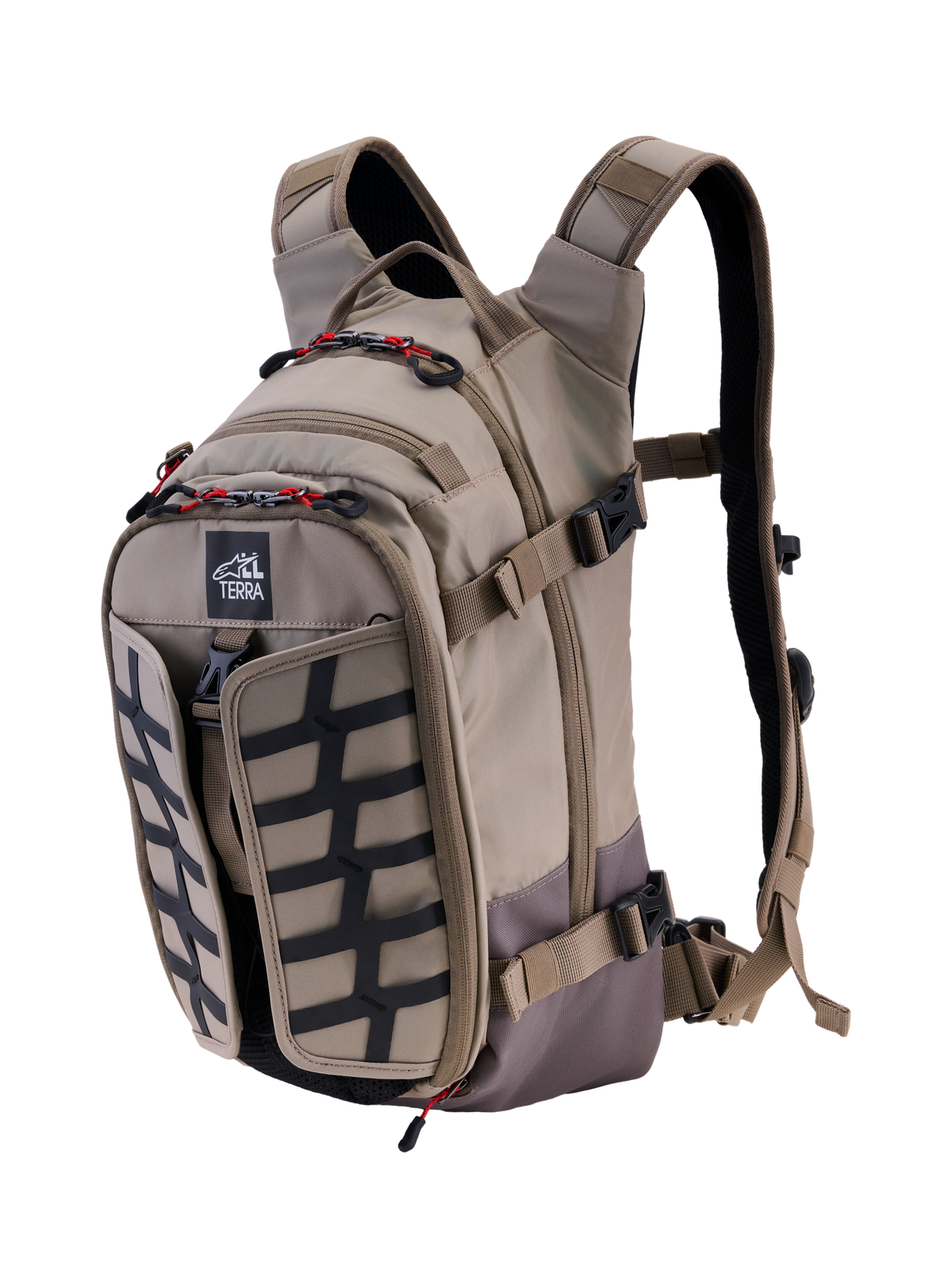 Alpinestars AT-15 Rugzak, Aluminum Walnut, 15L uitbreidbare adventure motorrugzak, driekwart vooraanzicht met All Terra-logo, zwart rasterpaneel, rode ritsaccenten en ergonomische schouderbanden, robuust off-road ontwerp