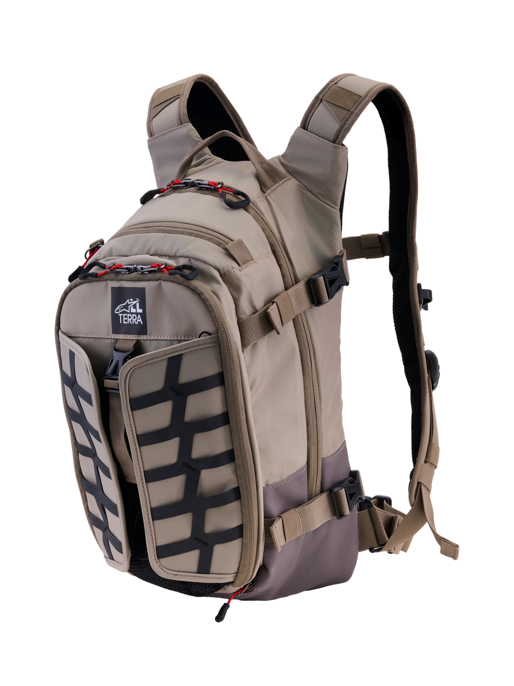 Alpinestars AT-15 Rucksack, Aluminum Walnut, erweiterbarer 15L Abenteuer-Motorradrucksack, 3/4-Frontansicht mit All-Terra-Logo, schwarzes Gitterelement, rote Reißverschluss-Akzente und ergonomische Schultergurte, robustes Offroad-Design