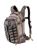 Alpinestars AT-15 Rucksack, Aluminum Walnut, erweiterbarer 15L Abenteuer-Motorradrucksack, 3/4-Frontansicht mit All-Terra-Logo, schwarzes Gitterelement, rote Reißverschluss-Akzente und ergonomische Schultergurte, robustes Offroad-Design