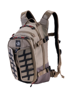 Alpinestars AT-15 Rucksack, Aluminum Walnut, erweiterbarer 15L Abenteuer-Motorradrucksack, 3/4-Frontansicht mit All-Terra-Logo, schwarzes Gitterelement, rote Reißverschluss-Akzente und ergonomische Schultergurte, robustes Offroad-Design