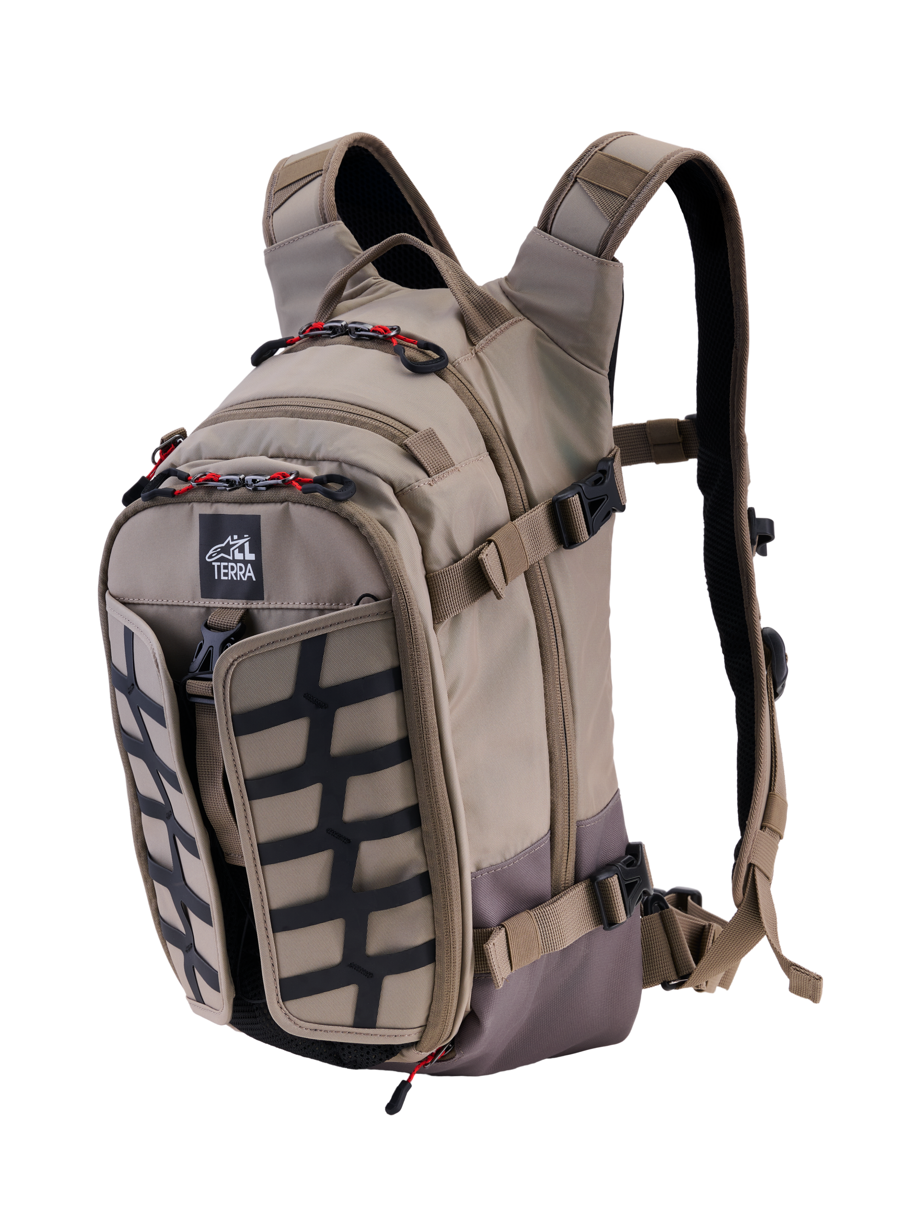Alpinestars AT-15 Rucksack, Aluminum Walnut, erweiterbarer 15L Abenteuer-Motorradrucksack, 3/4-Frontansicht mit All-Terra-Logo, schwarzes Gitterelement, rote Reißverschluss-Akzente und ergonomische Schultergurte, robustes Offroad-Design