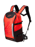 Alpinestars MM93 AMP3 rugzak, technische motorrugzak, Red Fluo en Bright Red met zwarte accenten, voorzien van Marc Marquez 93 branding en Alpinestars-logo's, verstelbare schouderbanden, zijvak van mesh en gestructureerd textielontwerp.
