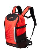 Alpinestars MM93 AMP3 rugzak, technische motorrugzak, Red Fluo en Bright Red met zwarte accenten, voorzien van Marc Marquez 93 branding en Alpinestars-logo's, verstelbare schouderbanden, zijvak van mesh en gestructureerd textielontwerp.