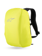 Sac à dos Alpinestars AMP3 avec housse de pluie haute visibilité, sac à dos moto technique, jaune fluorescent et noir, doté d'un logo étoile réfléchissant pour une protection contre les intempéries en conduite urbaine et sur route