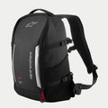 Alpinestars AMP3 rugzak, zwarte technische motorrugzak met witte logo's, zilveren reflecterende panelen, rode ritstrekkers, verstelbare compressieriemen aan de zijkant en gevoerde mesh schouderbanden.