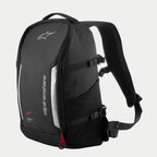 Alpinestars AMP3 rugzak, zwarte technische motorrugzak met witte logo's, zilveren reflecterende panelen, rode ritstrekkers, verstelbare compressieriemen aan de zijkant en gevoerde mesh schouderbanden.