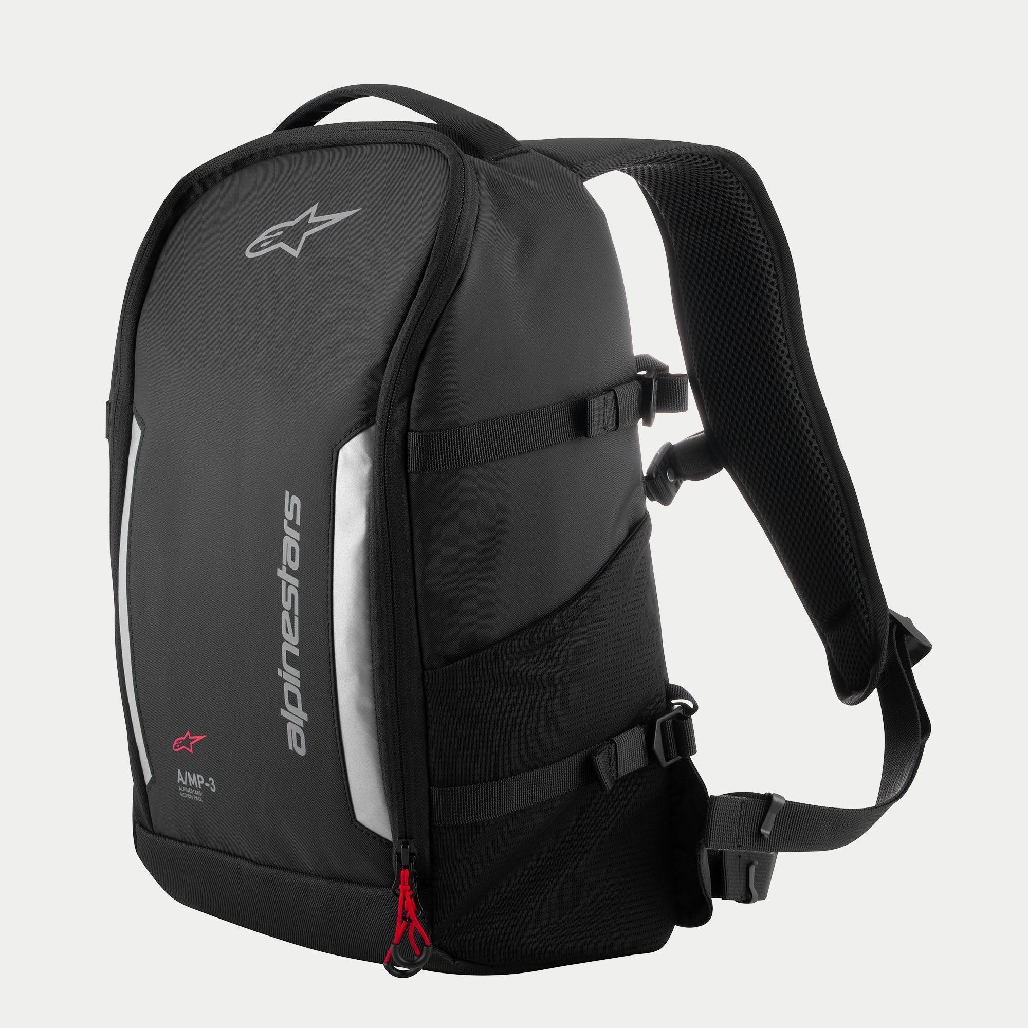 Alpinestars AMP3 rugzak, zwarte technische motorrugzak met witte logo's, zilveren reflecterende panelen, rode ritstrekkers, verstelbare compressieriemen aan de zijkant en gevoerde mesh schouderbanden.