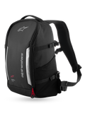 Sac à dos Alpinestars AMP3, sac à dos de moto 17 L, noir, vue de trois-quarts avant montrant les détails réfléchissants argentés, le logo Alpinestars, la tirette rouge, les sangles de compression latérales et la bretelle rembourrée en maille.
