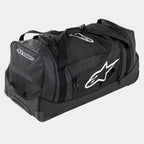 Alpinestars Komodo Reisetasche, große Motocross-Ausrüstungstasche in Schwarz und Anthrazit mit weißen Logos, ausgestattet mit Rollen und einem Teleskopgriff, strapazierfähige Konstruktion für den Transport von Rennausrüstung