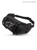 Alpinestars Tech Werkzeugtasche, Enduro-Hüfttasche in Schwarz und Weiß, mit strapazierfähiger 600D-Polygewebe-Konstruktion, Kompressionsriemen und Frontlogo, Studio-Produktaufnahme für Offroad-Fahren