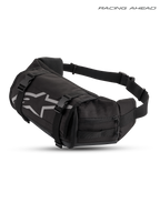 Alpinestars Tech Werkzeugtasche, Enduro-Hüfttasche in Schwarz und Weiß, mit strapazierfähiger 600D-Polygewebe-Konstruktion, Kompressionsriemen und Frontlogo, Studio-Produktaufnahme für Offroad-Fahren