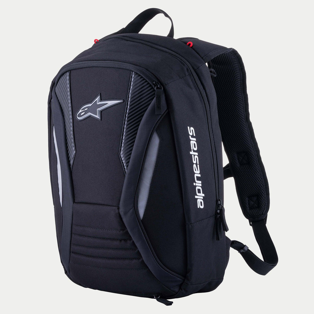 Alpinestars Charger Boost Rucksack, Motorrad-Rucksack, Schwarz, aerodynamische, halbstarre Schale mit Astar-Logo auf der Vorderseite und weißem, vertikalem Markenschriftzug, Paneele mit Carbonfaser-Textur und reflektierende Akzente, stromlinienförmiges Design für sportliche Straßenfahrten