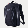 Alpinestars Charger Boost Rucksack, Motorrad-Rucksack, Schwarz, aerodynamische, halbstarre Schale mit Astar-Logo auf der Vorderseite und weißem, vertikalem Markenschriftzug, Paneele mit Carbonfaser-Textur und reflektierende Akzente, stromlinienförmiges Design für sportliche Straßenfahrten