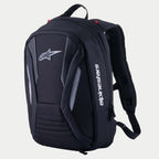 Alpinestars Charger Boost Rucksack, Motorrad-Rucksack, Schwarz, aerodynamische, halbstarre Schale mit Astar-Logo auf der Vorderseite und weißem, vertikalem Markenschriftzug, Paneele mit Carbonfaser-Textur und reflektierende Akzente, stromlinienförmiges Design für sportliche Straßenfahrten