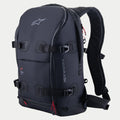 Sac à dos Alpinestars AMP-7, sac à dos technique de moto, noir avec accents de fermetures éclair rouges, doté de quatre sangles de compression réglables à boucles, parois rembourrées structurées, logo Alpinestars sur le dessus et marquage latéral, bretelles ergonomiques pour l'aventure et le touring routier