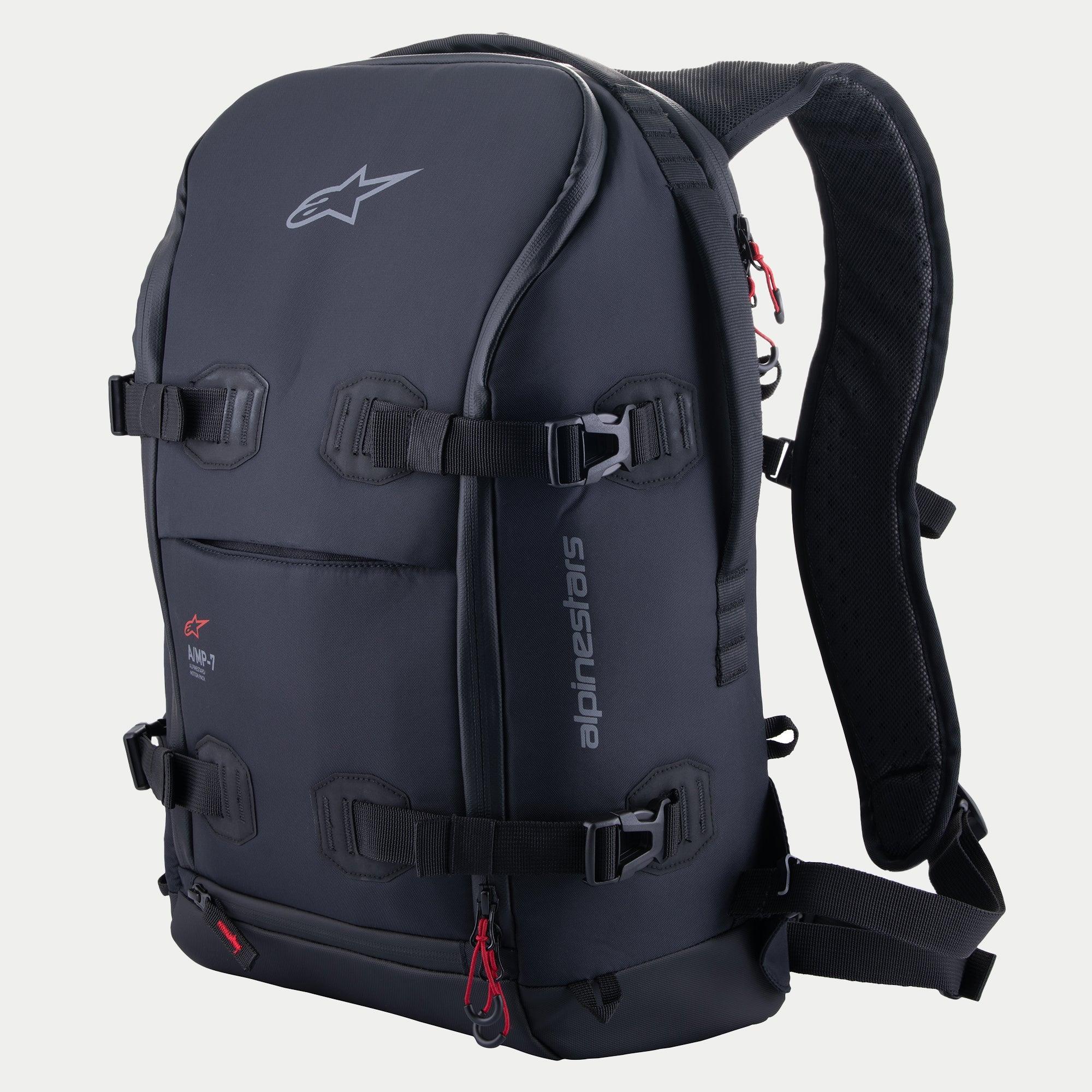 Alpinestars AMP-7 Rucksack, technischer Motorrad-Rucksack, Schwarz mit roten Reißverschluss-Akzenten, mit vier verstellbaren Kompressionsriemen mit Schnallen, strukturierten gepolsterten Wänden, Alpinestars-Logo oben und seitlichem Branding, ergonomischen Schultergurten für Adventure- und Road-Touren.