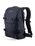 Alpinestars AMP-7 rugzak, technische touring-motorrugzak, zwart, driekwart vooraanzicht met vier compressieriemen, ergonomisch gewatteerde schouderbanden en rode accenttrekkers.