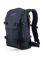 Alpinestars AMP-7 rugzak, technische touring-motorrugzak, zwart, driekwart vooraanzicht met vier compressieriemen, ergonomisch gewatteerde schouderbanden en rode accenttrekkers.