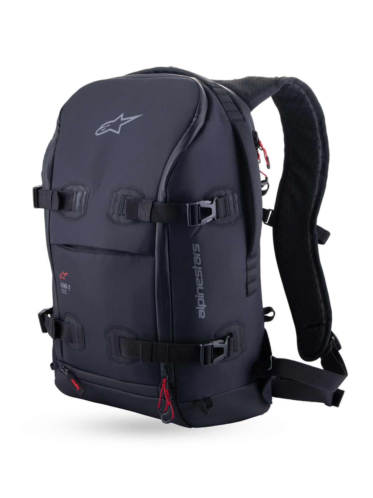 Alpinestars AMP-7 rugzak, technische touring-motorrugzak, zwart, driekwart vooraanzicht met vier compressieriemen, ergonomisch gewatteerde schouderbanden en rode accenttrekkers.