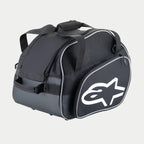 Sac pour casque Alpinestars Flow V3, rangement de protection pour casques intégraux, noir et blanc, avec un grand logo blanc sur le côté, des panneaux de ventilation en mesh et des poignées de transport renforcées, conception en polyester durable pour équipement de course.