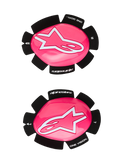 Alpinestars GP Plus kniesliders, motorrace-kniesliders, fluo roze en wit, set van linker- en rechtersliders, glanzend roze oppervlak met witte sterlogo's, zwarte achterzijde met de tekst 'One Goal One Vision', duurzame kunststof constructie voor gebruik op het circuit en de weg