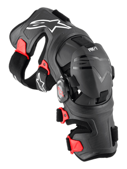 Alpinestars RK-7 Plasma kniebrace, motorcross kniebeschermer, zwart met rode accenten en witte logo's, ergonomisch vezelversterkt frame met verstelbare riemen en vierpuntscharniersysteem, duurzame off-road beschermingsuitrusting