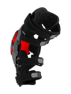 Alpinestars RK-1 Plasma Kniebrace, motocross kniebeschermer, zwart en rood, zijaanzicht met vier genummerde verstelbare banden en getextureerde binnenvoering, technische beschermende uitrusting voor off-road rijden
