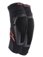 Alpinestars Bionic Flex kniebeschermers, zwart en rood, paar motorcross kniebeschermers met geperforeerde Nucleon Flex Technology-beschermers, rode Astars-logo's en elastische banden op een ademende zwarte mesh sleeve.
