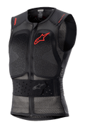 Alpinestars Nucleon Flex Pro Schutzweste, schwarze ärmellose Motorrad-Protektorenweste, perforiertes Mesh-Gewebe für Luftzirkulation, rotes Alpinestars-Logo auf der Brust und roter Schriftzug an den Schultern, verstellbarer elastischer Hüftgurt, Frontreißverschluss, CE Level 2 zertifizierter Rücken- und Brustschutz