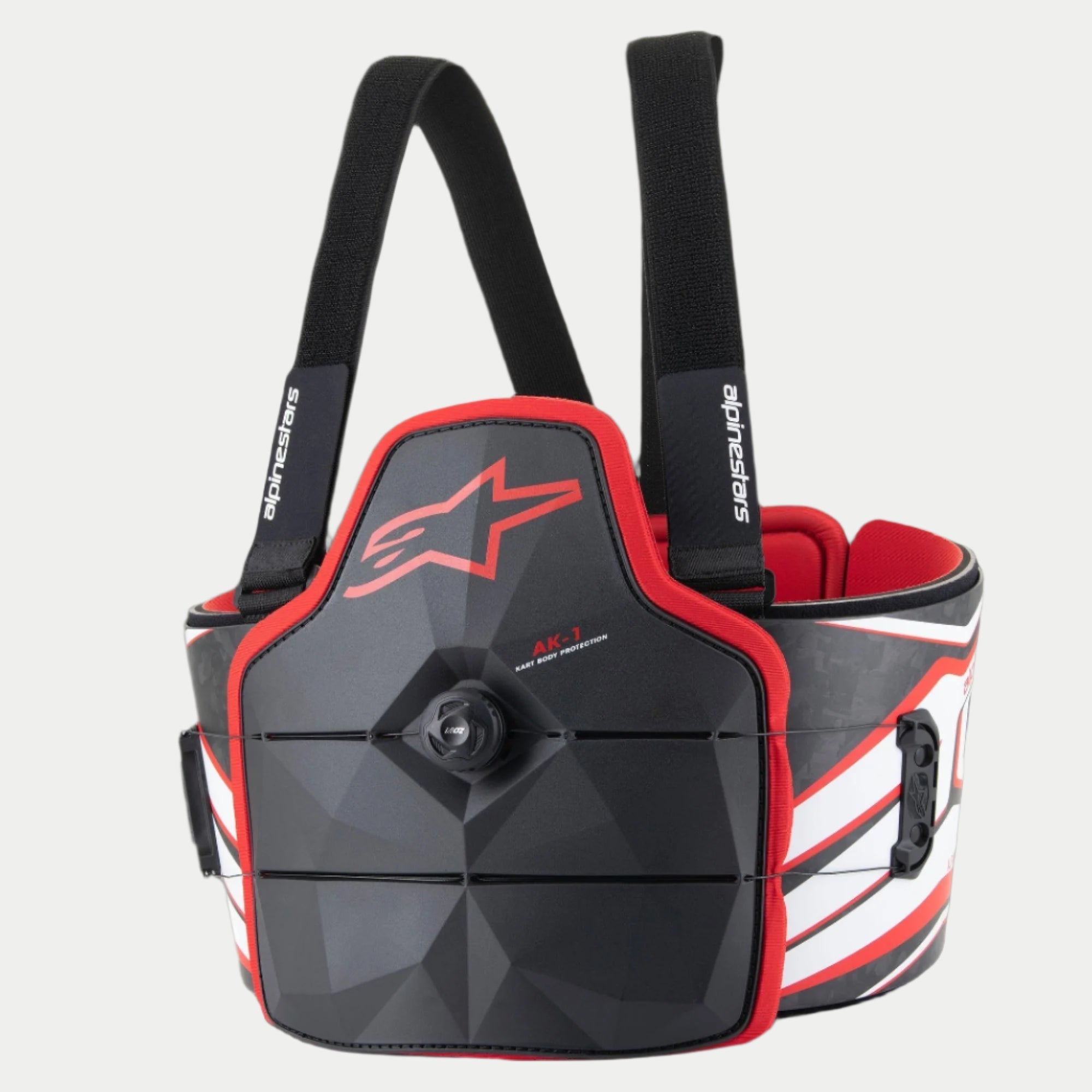 Alpinestars AK-1 Kart Body Protector, protection corporelle pour le karting, noir, blanc et rouge, dotée d'une plaque de poitrine noire facettée avec un logo Astar rouge, d'un système de fermeture à lacet rapide speed-lace, de panneaux latéraux à texture fibre de carbone avec des bandes blanches et rouges, et de bretelles réglables noires
