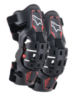 Alpinestars Bionic 5S Youth kniebraces, motorcross kniebescherming, zwart en rood, paar beschermers met een hybride frame-ontwerp en geventileerde schalen, wit Astar-logo bovenaan, rode ASTARS-branding onderaan en verstelbare zwarte banden voor een stevige pasvorm.