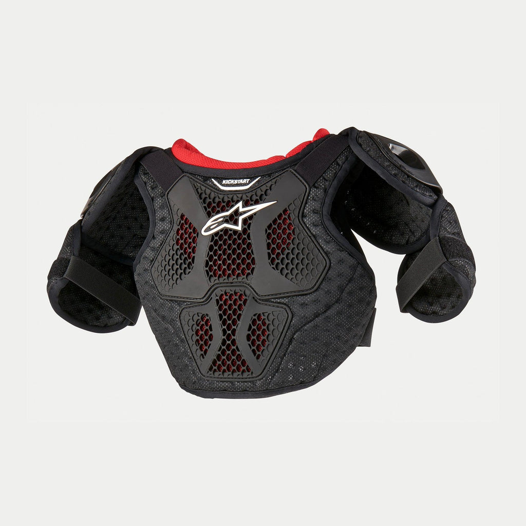 Alpinestars Bionic Action Kickstart Junior, protection de poitrine de motocross, noir et rouge, dotée de plaques en TPR semi-rigides avec mesh alvéolé ventilé, logo Alpinestars blanc, et protections d'épaules et de biceps intégrées.
