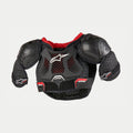 Alpinestars Bionic Action Kickstart Junior Chest Guard, protection de poitrine de moto, noir et rouge, dotée de protections semi-rigides en TPR pour le torse et les épaules, logo Alpinestars blanc et mesh ventilé pour le motocross enfant