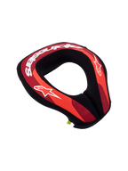 Alpinestars Jeugd Sequence nekbrace, rood en zwarte motorcross nekbescherming voor jonge rijders met witte logo's.