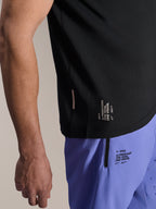 Short Alpinestars A-Aria Lite en coloris Baja Blue, short de VTT, avec marquage sérigraphié 'One Goal. One Vision.' et poche zippée, associé à un maillot A-Aria Switch noir, vue rapprochée d'un équipement technique de cyclisme.