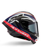 Casque Alpinestars Supertech R10 Team, casque de moto de course, carbone noir avec accents rouge fluo et bleu mat, larges logos Alpinestars blancs, design aérodynamique avec spoilers intégrés, écran transparent, texture de fibre de carbone apparente, profil de course épuré
