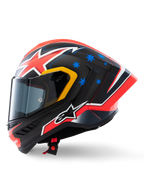 Casque Alpinestars Supertech R10 Miller Édition Limitée, profil latéral, finition Carbon Red Matt avec tissage de fibre de carbone visible, motifs d'éclairs rouges et blancs, étoiles bleues à l'arrière, détails jaunes autour de la visière et logo Alpinestars blanc, casque de moto de course haute performance