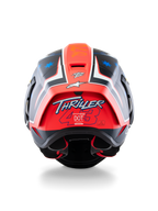 Casque Alpinestars Supertech R10 Miller Limited Edition, casque de course intégral, carbone rouge mat avec motifs d'étoiles bleues, vue arrière mettant en avant le logo 'Thriller 43' sur le spoiler rouge, design aérodynamique avec étiquettes de certification