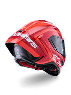 Casque Alpinestars Supertech R10 Arius, rouge brillant avec marquage blanc, vue de trois-quarts arrière montrant le spoiler aérodynamique, construction de la calotte en fibre de carbone et profil de course épuré avec visière foncée