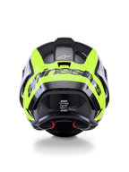 Casque Alpinestars Supertech R10 Arius, vue arrière, noir, argent et jaune fluo brillant, casque de course haute performance avec calotte en carbone multi-composite, design aérodynamique et logo de la marque imposant à l'arrière.