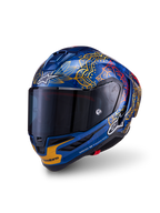 Casque de course Alpinestars Supertech R10 Martinator Thai, carbone bleu, graphismes dorés et visière fumée foncée.