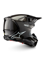 Alpinestars Supertech M10 Solid helm ECE 22.06, zwarte glanzende carbon motocrosshelm in zijaanzicht met ventilatiepoorten en peakvizier, CE-gecertificeerd