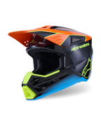Alpinestars S-M3 Fray helm, motorcrosshelm, zwart met oranje, neongeel en blauwe accenten, driekwart aanzicht met de aerodynamische thermo-geïnjecteerde schaal en beschermend vizier voor off-road racen