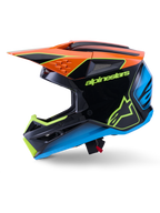 Alpinestars S-M3 Fray helm ECE 22.06, motorcrosshelm, zwart met oranje, blauwe en fluorescerend gele accenten, zijaanzicht met aerodynamische schaal en geïntegreerde ventilatieopeningen, voorzien van opvallende Alpinestars-branding, professionele off-road racebescherming
